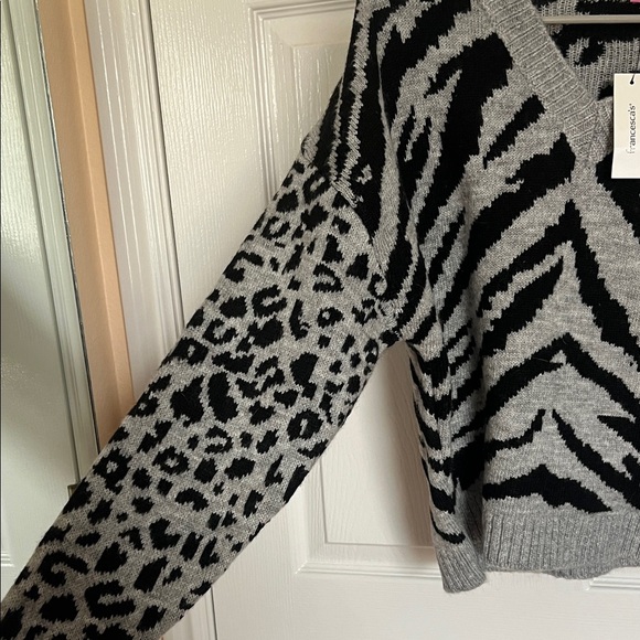 NWT Miami (Francesca’s) Black and Gray Animal Print V-Neck Sweater - Picture 3 of 4